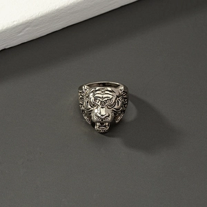 Anillo de cabeza de tigre retro hip-hop en acabado plata oxidada con detalle tallado 3D