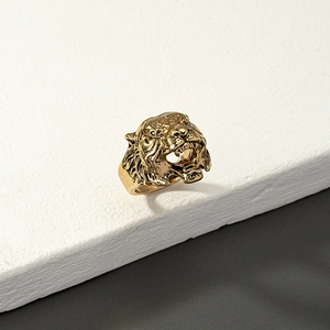 Detalle de un anillo de cabeza de tigre vintage en oro antiguo con grabado intrincado