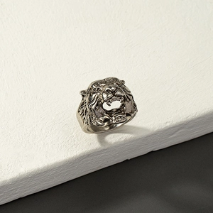 Primer plano del anillo de cabeza de tigre en plata antigua con detalles metálicos punk