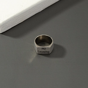 Vintage Silber Herrenring im Industrie-Stil mit NO Smoking Gravur auf flachem rechteckigem Ring