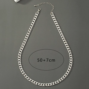 Dettaglio catena cubana argento con chiusura a moschettone e estensione 50cm più 7cm