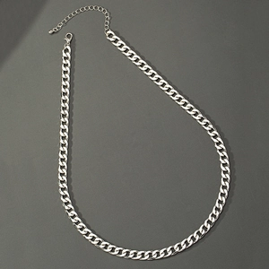 Collana a catena cubana in argento lucido con chiusura a moschettone su sfondo scuro
