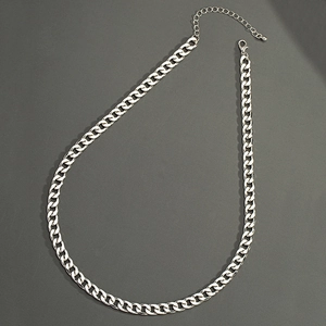 Dettaglio della catena cubana argento con chiusura a moschettone ed estensione