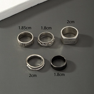 Detailansicht eines 5-teiligen Retro-Punk-Ring-Sets mit Keep Smile und NO Smoking Gravur