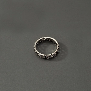 Detailaufnahme des Vintage-Silberrings mit einem aufwendig geflochtenen Rebenmuster