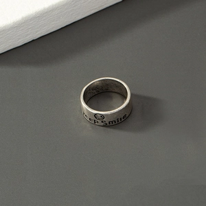 Detail eines Retro Silberrings mit Keep Smile Gravur und einem Smiley Symbol