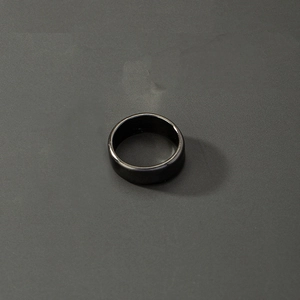 Detail eines minimalistischen matt-schwarzen Edelstahlrings für Herren auf dunklem Grund