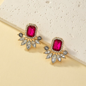 Orecchini vintage dorati con pietra fucsia rettangolare e dettagli in cristallo a ventaglio
