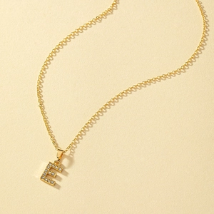 Elegante collana dorata con ciondolo lettera E decorata con zirconi cubici scintillanti