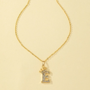 Nahaufnahme der goldenen Buchstabe E Kette mit Krone und funkelnden Zirkonia Steinen