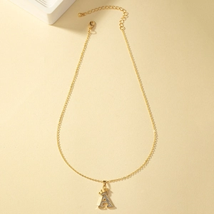 Detailansicht der goldenen Kette mit Buchstabe A, Strasssteinen und Kronen-Verzierung