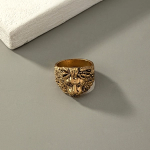 Detaillierte Ansicht des goldenen Löwenkopf-Rings im Vintage-Stil mit Punk-Elementen