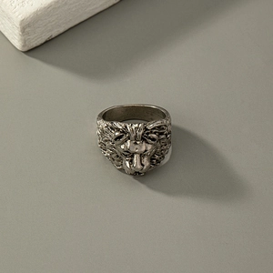 Detailliertes Relief eines Löwenkopfs auf einem silbernen Punk-Ring mit feiner Gravur