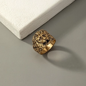 Makroaufnahme eines Retro-Goldlöwenrings mit detaillierter Mähne und mattem Finish