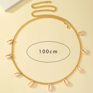 Détail d'une chaîne de corps dorée de 100 cm avec pendentifs coquillages pour la plage