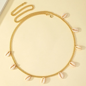 Chaîne de corps bohème dorée avec coquillages naturels blancs pour un style plage d'été