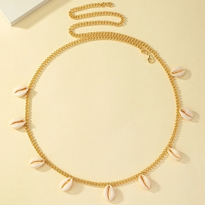 Chaîne de taille dorée avec pendentifs coquillages blancs pour style de plage