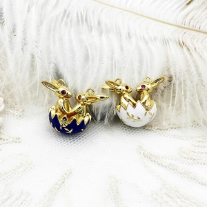 Detailopname van paashas-eihangers met blauw en wit email en gouden bladpatronen