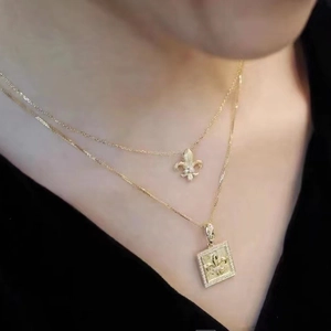 18K vergoldete Halskette mit Fleur-de-Lis und quadratischem Mikro-Set-Anhänger
