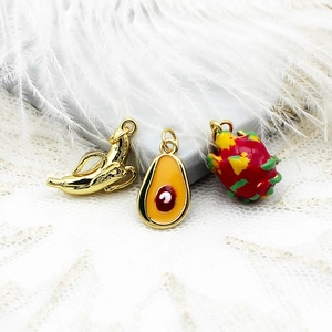 Vue détaillée des breloques émaillées plaquées or 18 carats banane, avocat et pitaya