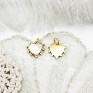 Colgante de corazón bañado en oro 18K con nácar blanco y borde de cuentas para joyería