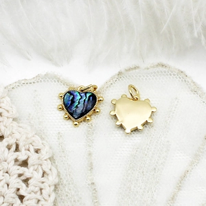 Colgante corazón bañado en oro 18K con incrustación de nácar y detalles de bordes perlados