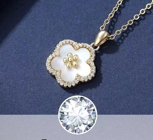 Détail du pendentif fleur en or 18 carats avec nacre blanche et accents de diamants