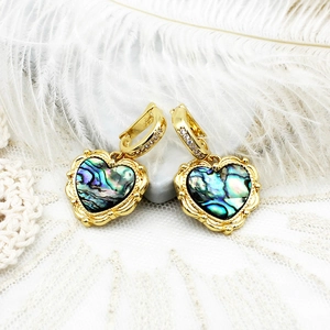 Elegante goldene Herzohrringe mit natürlicher Abalone-Muschel und Zirkon-Akzenten