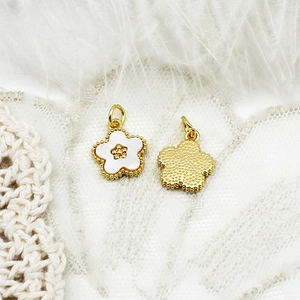 Pendentif fleur plaqué or 18 carats avec nacre blanche et détails de bord perlé chic