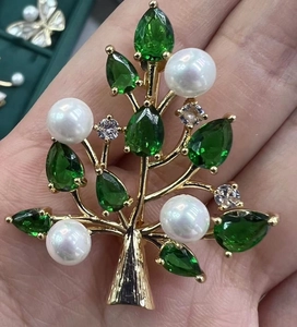 Detailansicht der vergoldeten Weihnachtsbaum-Brosche mit Smaragd-Zirkonia und Perlen