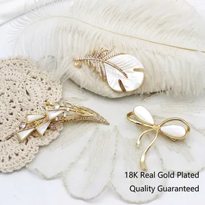 Élégante Broche en Cuivre Plaqué Or 18K Forme de Plume Nœud Papillon pour Femme Nacre Naturelle Zircone Bijoux Vintage Cadeau