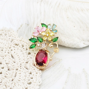 Luxuriöse 18K Gold Blumenvasen-Brosche mit Smaragd-Zirkon und bunten Edelsteinen