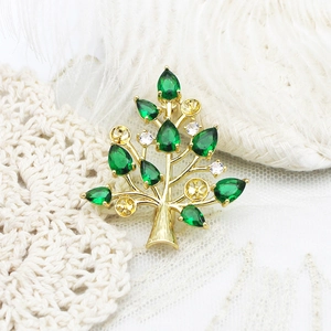 Eleganter 18K vergoldeter Weihnachtsbaum-Brosche mit smaragdgrünen Zirkon-Steinen