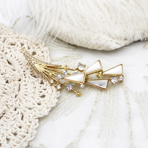 Broche élégante en forme de plume dorée 18K avec nacre naturelle et cristaux brillants