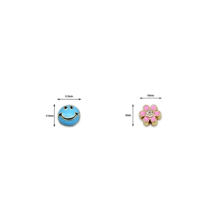 Blauer Emaille-Smiley und rosa Blumen-Charms mit Größenangaben für DIY-Schmuck