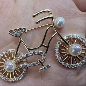 Exquisite gold bicycle brooch with green zircon bee and pearls for suit accessories