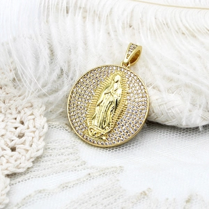 Macro-opname van 18K vergulde Maria-hanger met zirkonia op witte kanten achtergrond