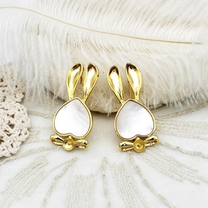 Boucles d'oreilles lapin dorées avec nacre blanche en cœur sur dentelle et plumes blanches