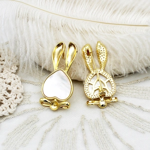 Broche lapin avec nacre blanche en cœur et placage or 18 carats, vue recto et verso