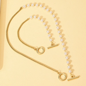 Elegantes Set aus goldener Halskette und Armband mit Perlenspleißung und Knebelverschluss