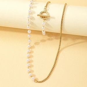 Minimalistische Perlenkette mit goldener Box-Kette und elegantem Knebelverschluss