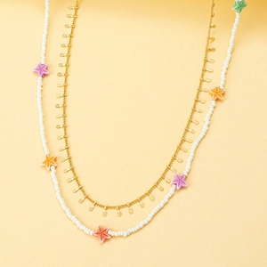 Gros plan d'un collier bohème double épaisseur avec perles et pendentifs étoiles de mer
