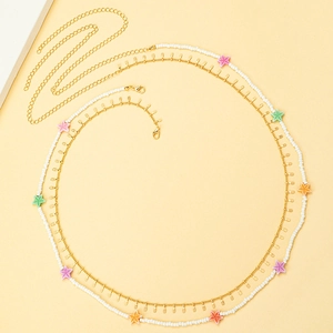 Ceinture chaîne dorée à double rang avec perles blanches et breloques étoile de mer