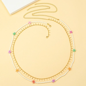 Chaîne de taille dorée à deux rangs avec étoiles de mer colorées et perles blanches