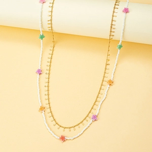 Collier double rang doré avec perles blanches et pendentifs étoiles de mer colorés