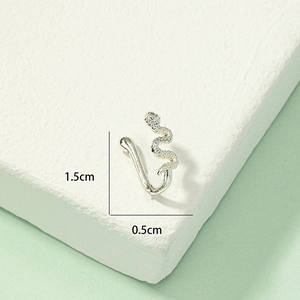 Macro shot of silver snake-shaped non-pierced nose clip with scale texture and 1.5cm size details