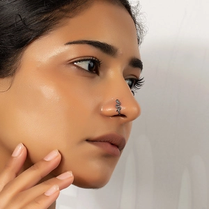Gros plan sur un faux piercing de nez en forme de serpent argenté au design détaillé