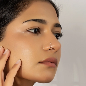 Gros plan d'un clip de nez serpent en or rose serti de zircons scintillants