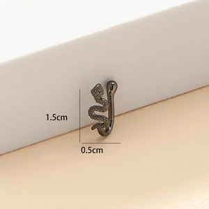 Gros plan du clip de nez serpent montrant des écailles et des mesures de 1,5cm sur 0,5cm