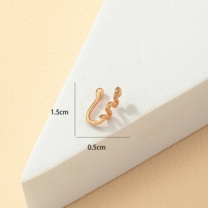 Détail macro du clip de nez serpent en or rose avec dimensions de 1,5 cm par 0,5 cm